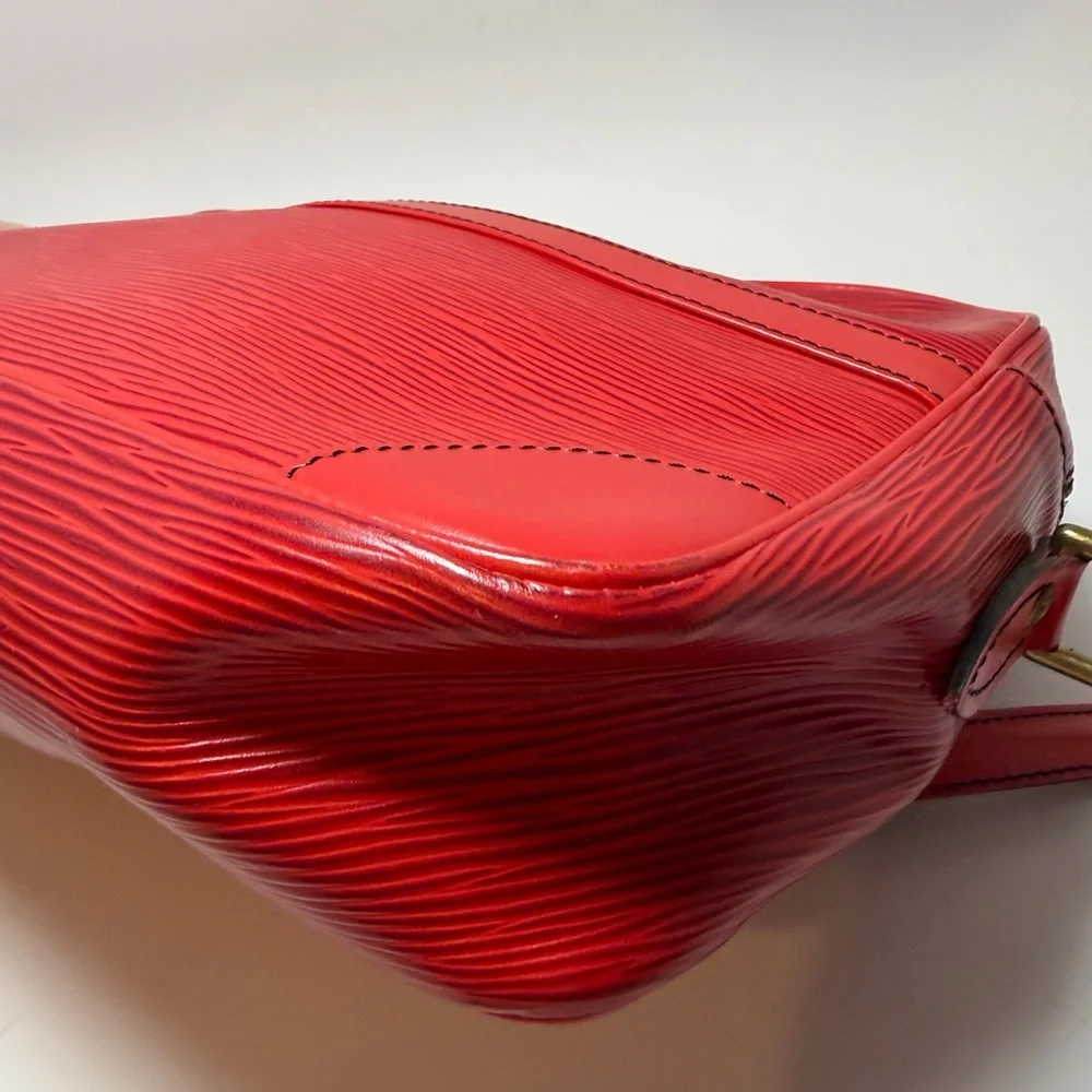 Louis Vuitton Trocadero 27 Red Epi Leather Crossbody Unisex